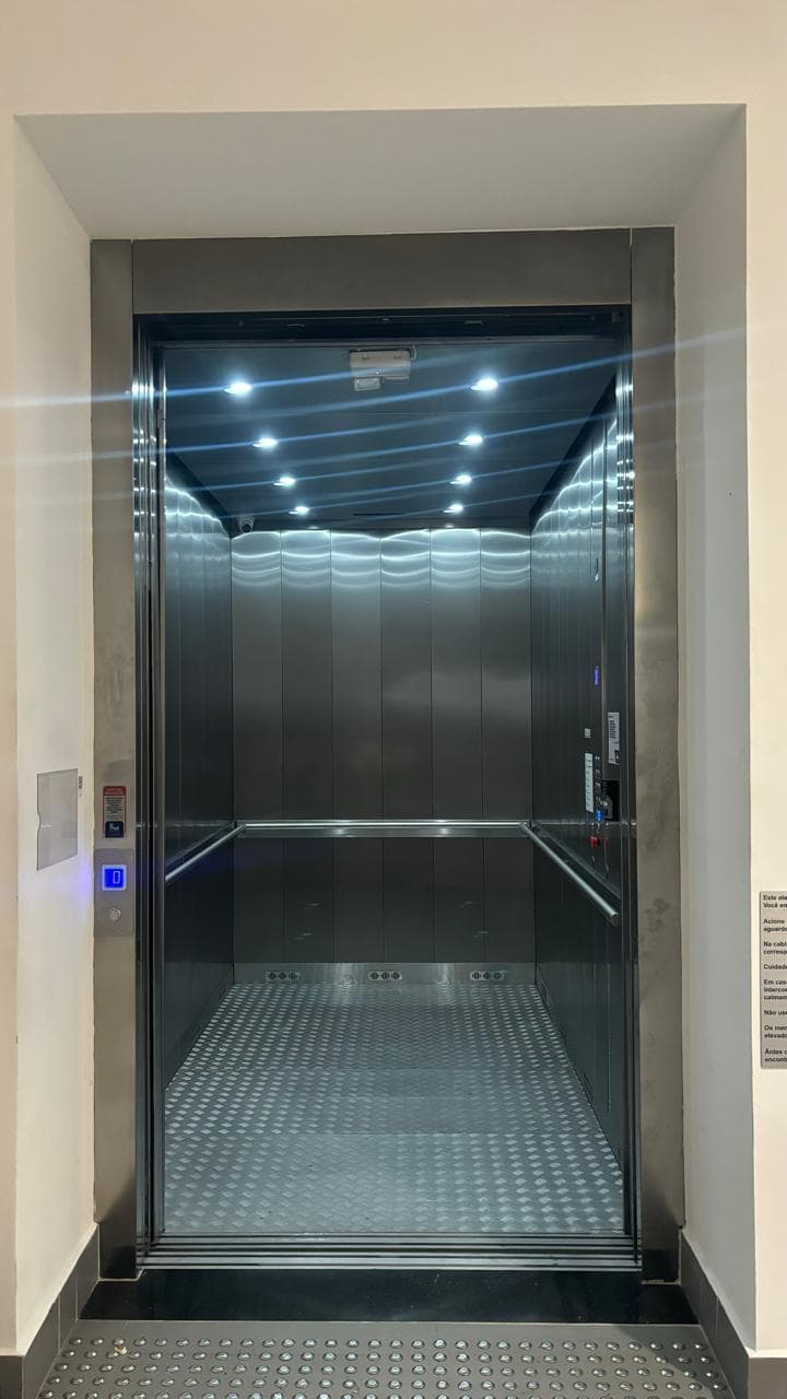 Elevador de carga RBA instalado em um data center