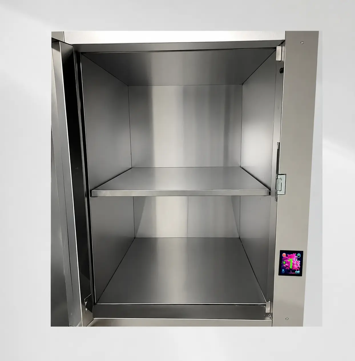 Elevador delivery em aço inox com compartimentos internos