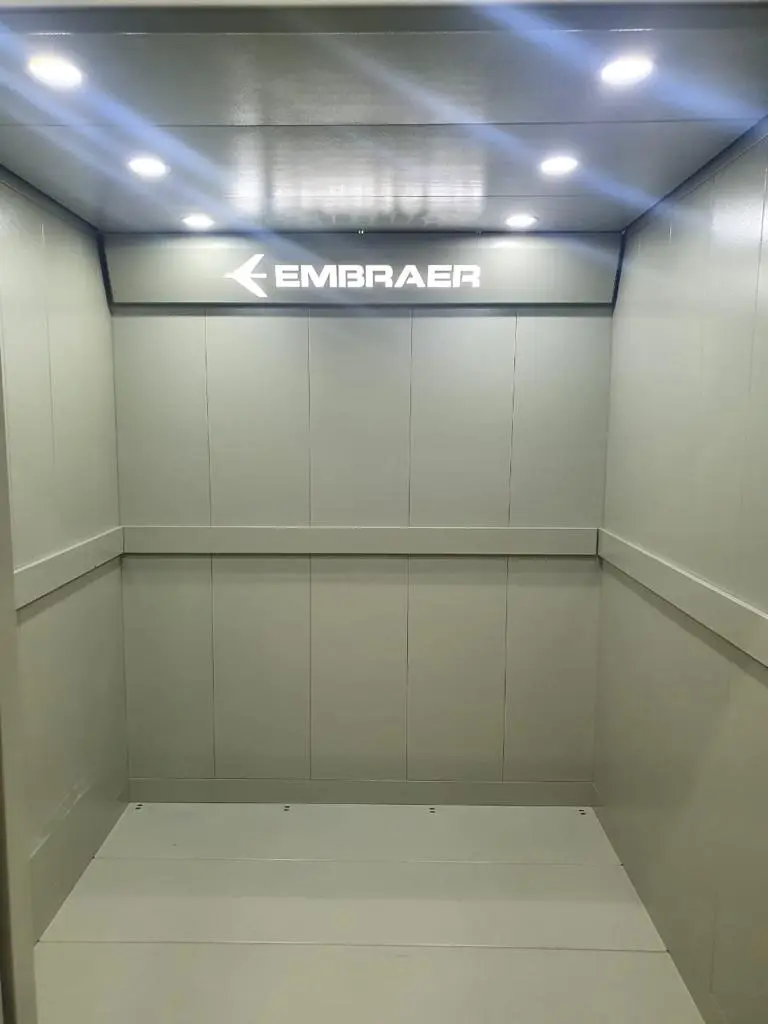 Interior de elevador desenvolvido para a Embraer